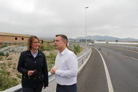 Motril mejora la iluminación del acceso a la autovía por Puntalón